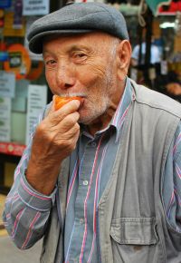 idoso comendo